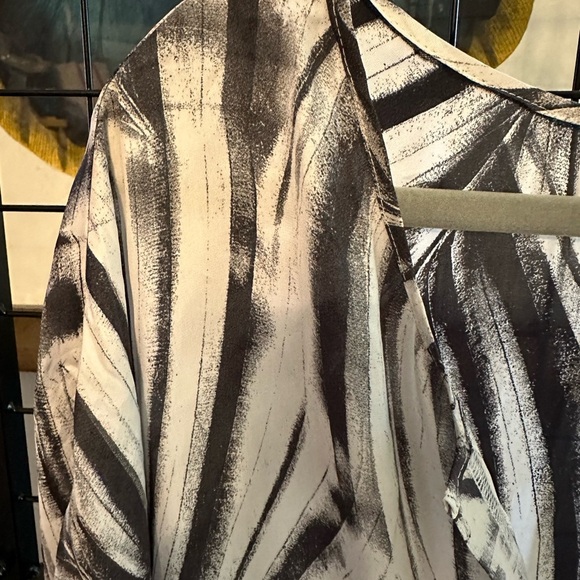 Black and White Sleeveless V-Neck kaftan by Krisa. Sample - Picture 3 of 7